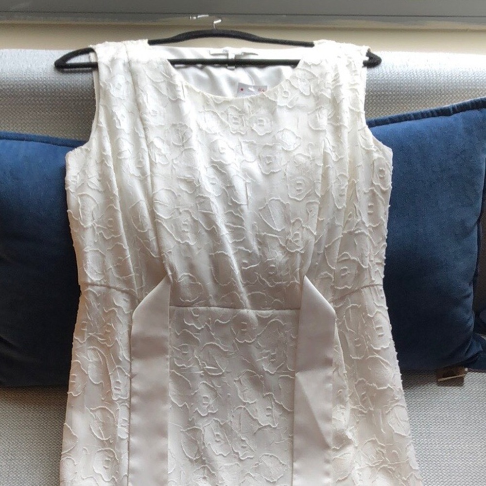 NWT sleeveless appliqué dress